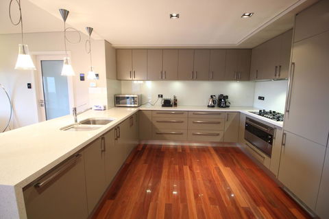 Sunny 3 Bedroom Apartment In Sandy Bay - Darwin Holiday 3