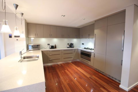 Sunny 3 Bedroom Apartment In Sandy Bay - Darwin Holiday 10