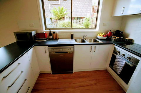 The View 2 Bed Unit With Stunning Hobart Outlook - Darwin Holiday 9