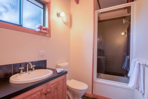 Freycinet Timber Cottage 1 - Darwin Holiday 2