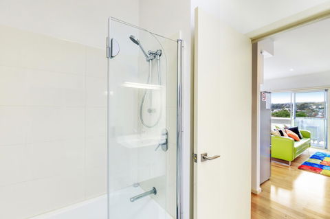 Bellerive Marina View Apartments No 28 - Darwin Holiday 9