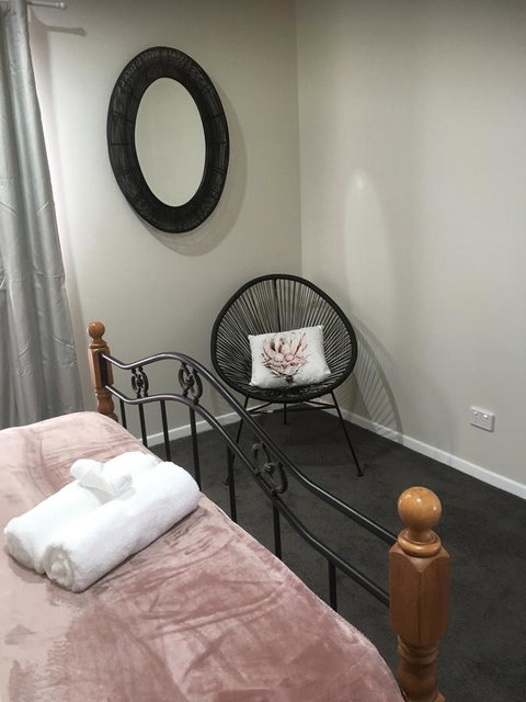 3ree- Spacious & Charming Apartment - Darwin Holiday 5