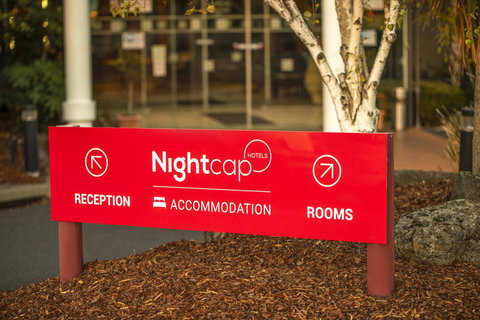 Nightcap At Matthew Flinders Hotel - Darwin Holiday 40