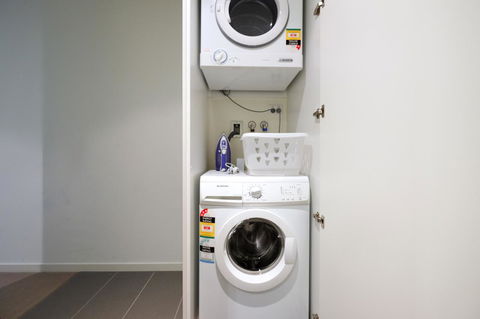 Mono Apartments On Franklin Street - Darwin Holiday 22