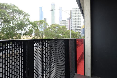 Mono Apartments On Franklin Street - Darwin Holiday 4