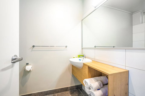 Nightcap At Keysborough Hotel - Darwin Holiday 3