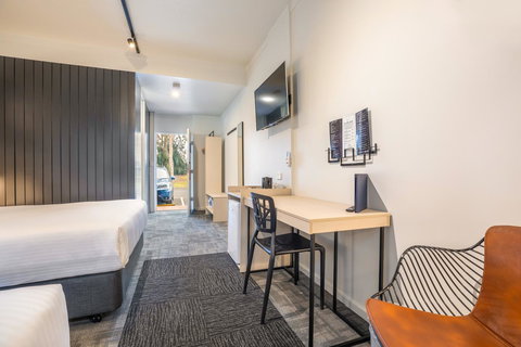 Nightcap At Keysborough Hotel - Darwin Holiday 18