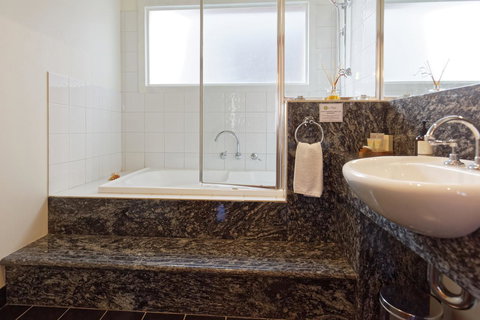 54 On Bank - Darwin Holiday 24