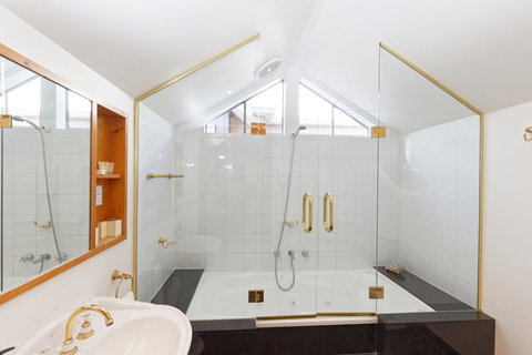 54 On Bank - Darwin Holiday 38