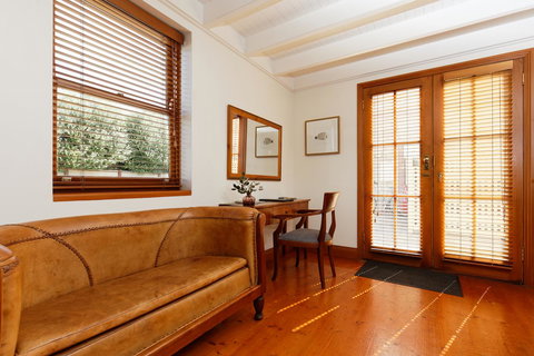 54 On Bank - Darwin Holiday 44