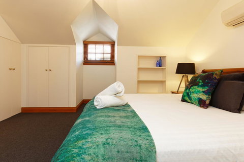 54 On Bank - Darwin Holiday 40