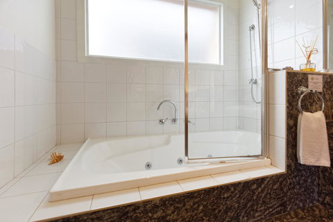 54 On Bank - Darwin Holiday 23