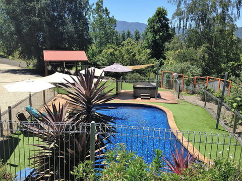 Snow View Holiday Units - Darwin Holiday 8