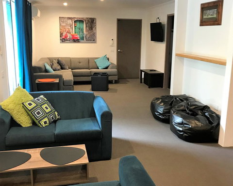 Snow View Holiday Units - Darwin Holiday 12