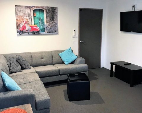 Snow View Holiday Units - Darwin Holiday 13