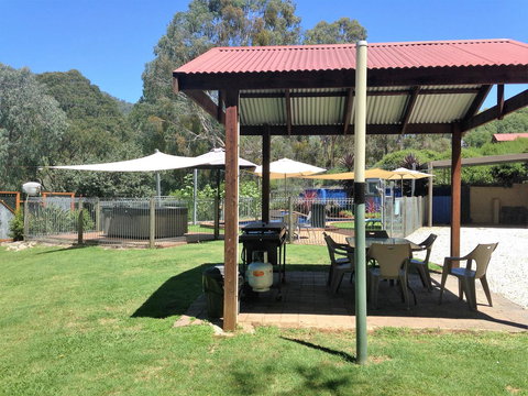 Snow View Holiday Units - Darwin Holiday 7