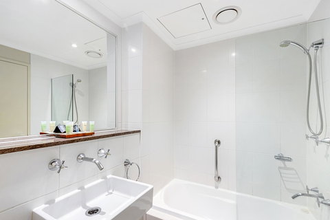 Batman\'s Hill On Collins - Darwin Holiday 10