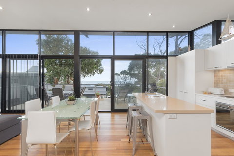 Ocean View Treetops Retreat - Darwin Holiday 12