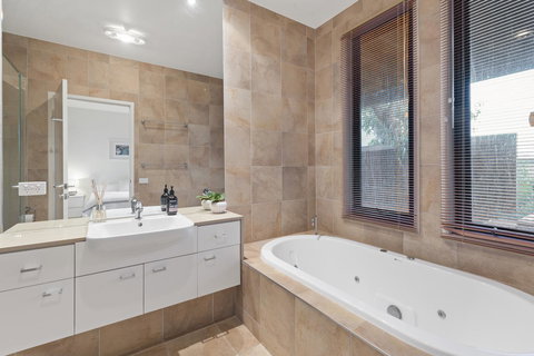 Ocean View Treetops Retreat - Darwin Holiday 13