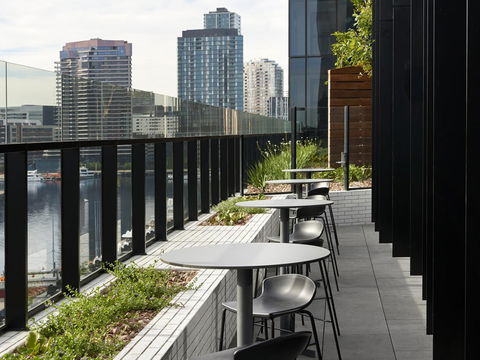 Vibe Hotel Melbourne Docklands - Darwin Holiday 21