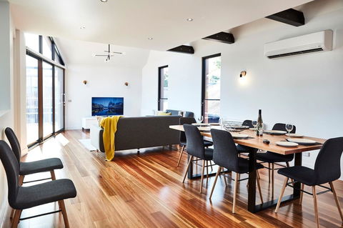 Richmond Â· 3 Level Architecturally Designed Richmond House - Darwin Holiday 2