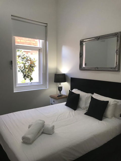 CROWN CENTRAL BUSINESS DISTRICT MOTEL - NO UNDER 18s - Darwin Holiday 18