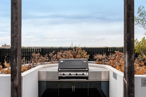 Modern Apartment In The Heart Of St Kilda - Darwin Holiday 20