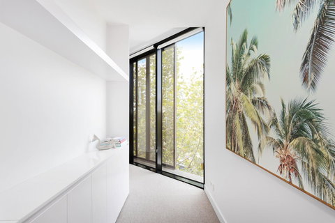Modern Apartment In The Heart Of St Kilda - Darwin Holiday 1
