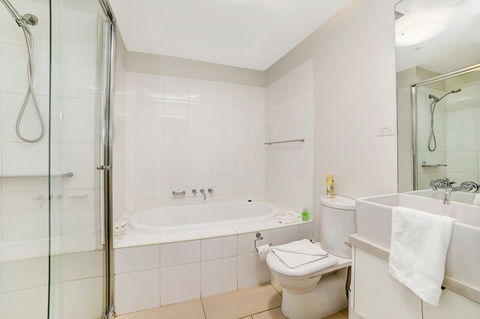 Signature Waterfront Apartments - Darwin Holiday 14