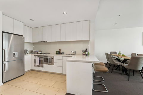 Signature Waterfront Apartments - Darwin Holiday 24