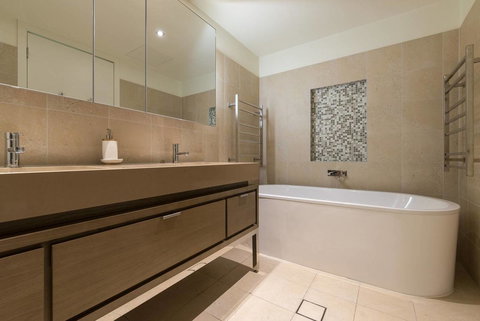 Waterfront 3 Bedroom Luxury Home Victoria Harbour - Darwin Holiday 9