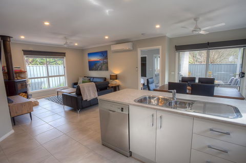 Luxury Abalina Cottages - Darwin Holiday 7