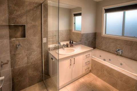 Luxury Abalina Cottages - Darwin Holiday 10