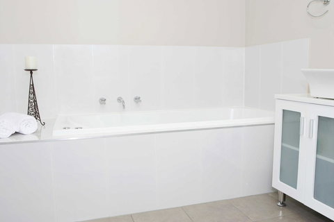 De\'Vine Escape - Darwin Holiday 32