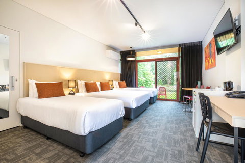 Nightcap At York On Lilydale - Darwin Holiday 1