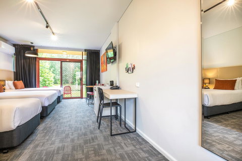 Nightcap At York On Lilydale - Darwin Holiday 12