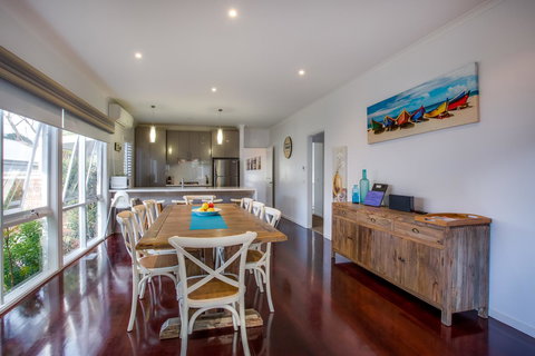 Cute Cottage On Cain - Beach At End Of Street - Darwin Holiday 3