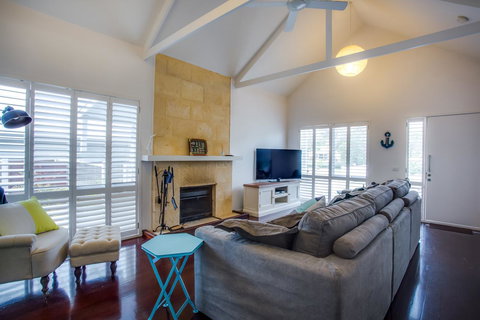 Cute Cottage On Cain - Beach At End Of Street - Darwin Holiday 1