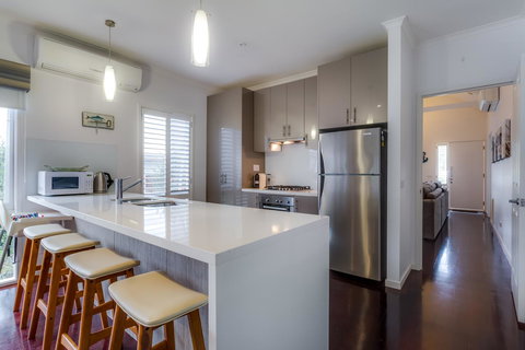 Cute Cottage On Cain - Beach At End Of Street - Darwin Holiday 4