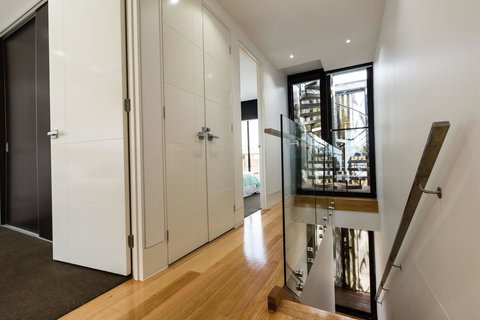 RenÃ©e - Beyond A Room Private Apartments - Darwin Holiday 5