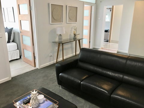 The Wheelhouse - 2BR Waterfront Apt In Town - Darwin Holiday 10