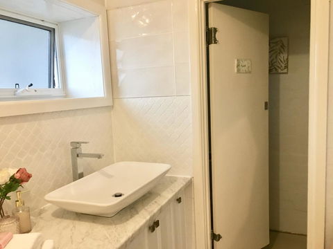 The Wheelhouse - 2BR Waterfront Apt In Town - Darwin Holiday 12