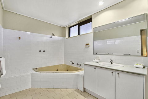 Knox International Hotel And Apartments - Darwin Holiday 12