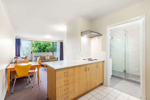 Knox International Hotel And Apartments - Darwin Holiday 3