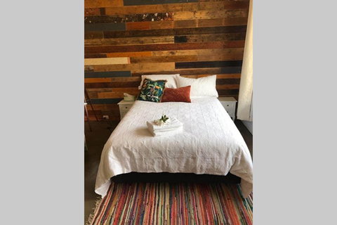 The Cottage - 58 Acre Farm Stay At Hanging Rock - Darwin Holiday 1