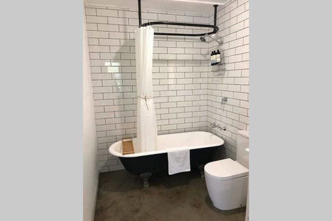 The Cottage - 58 Acre Farm Stay At Hanging Rock - Darwin Holiday 3