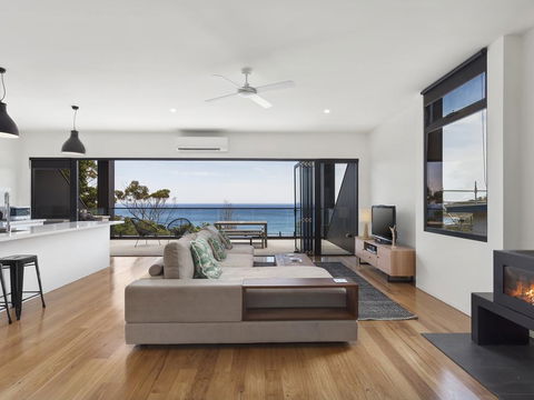 The Cube - Striking Architectural Showpiece - Darwin Holiday 3