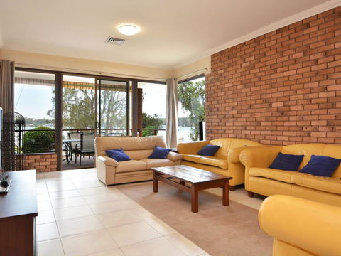 The House On The Lake @ Fishing Point, Lake Macquarie - Honestly Put The Line In And Catch Fish - Darwin Holiday 3