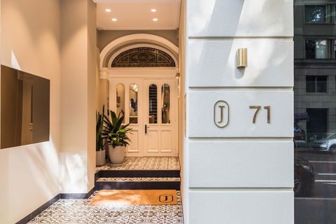 The Jensen Potts Point - Darwin Holiday 1