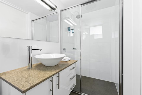 The Mid Pacific - Darwin Holiday 3